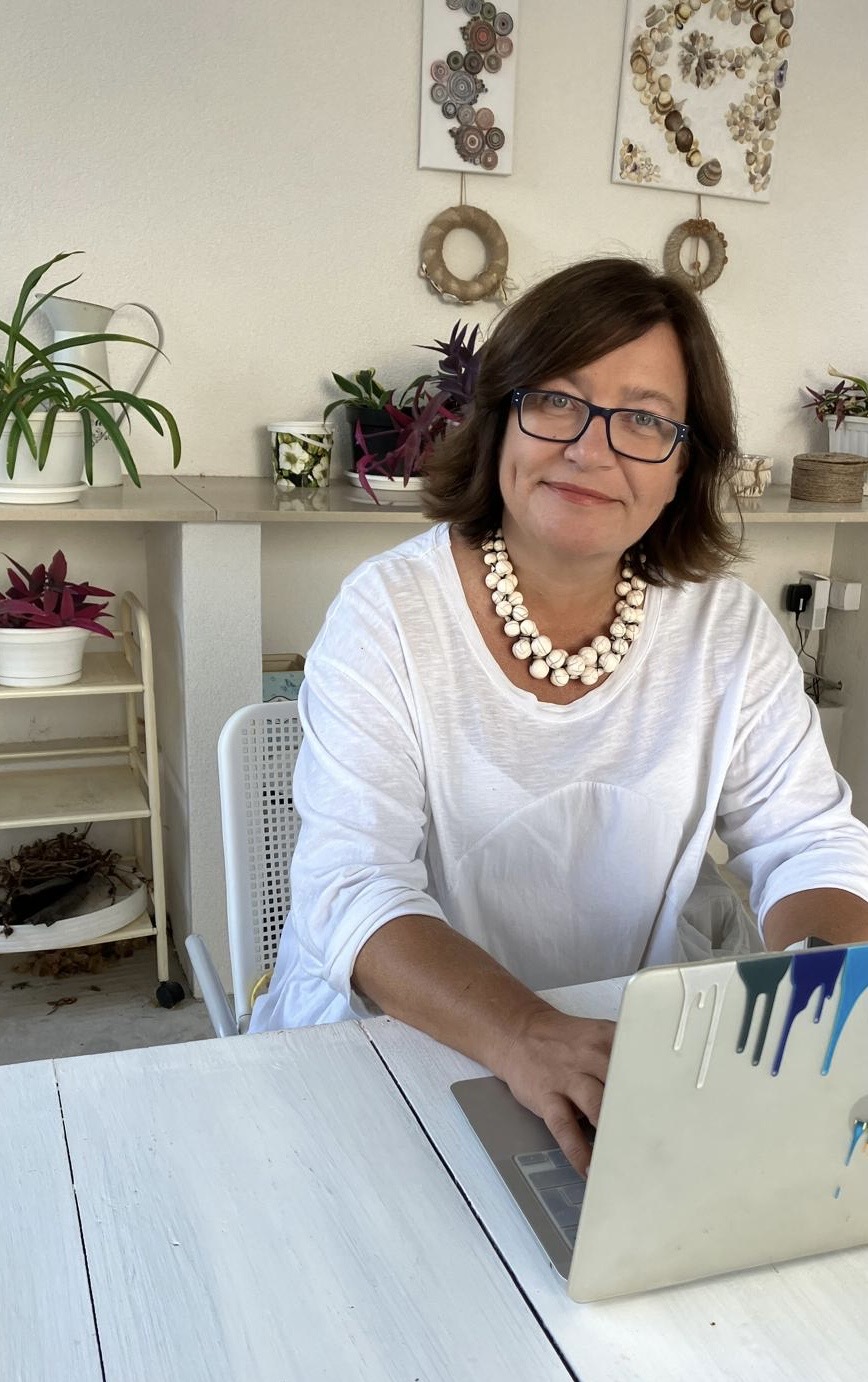 Karin Cvrtila, Unternehmensberaterin, bei der Arbeit am Laptop